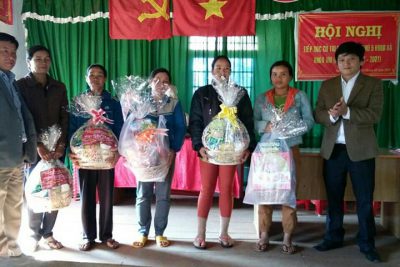 Tặng quà buôn kết nghĩa nhân dịp tết nguyên đán.