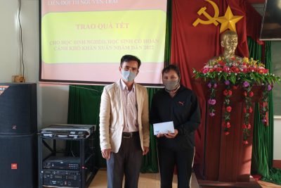 TRAO QUÀ TẾT – CHIA SẺ NIỀM VUI ĐÓN TẾT VỚI HỌC SINH KHÓ KHĂN